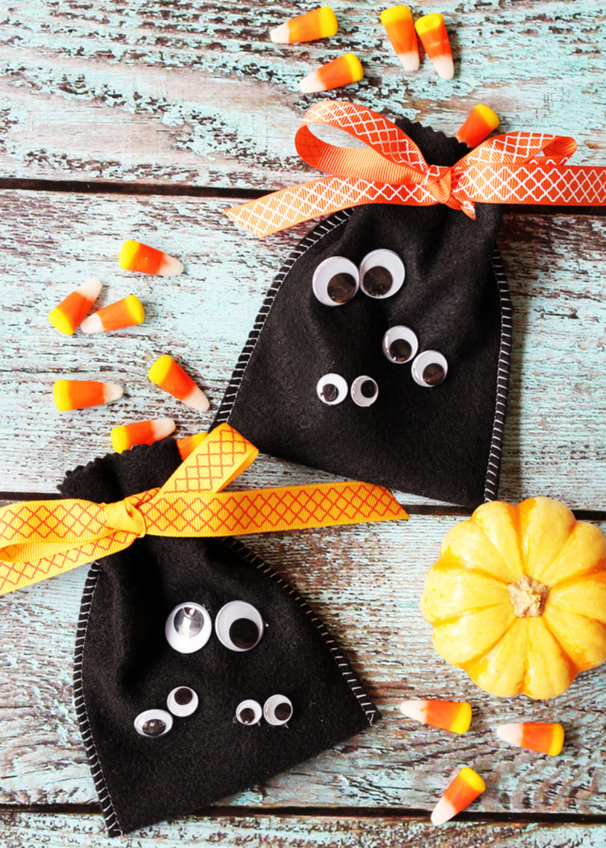 Googly eyes treat bags are perfect for halloween! Source: Positively Splendid